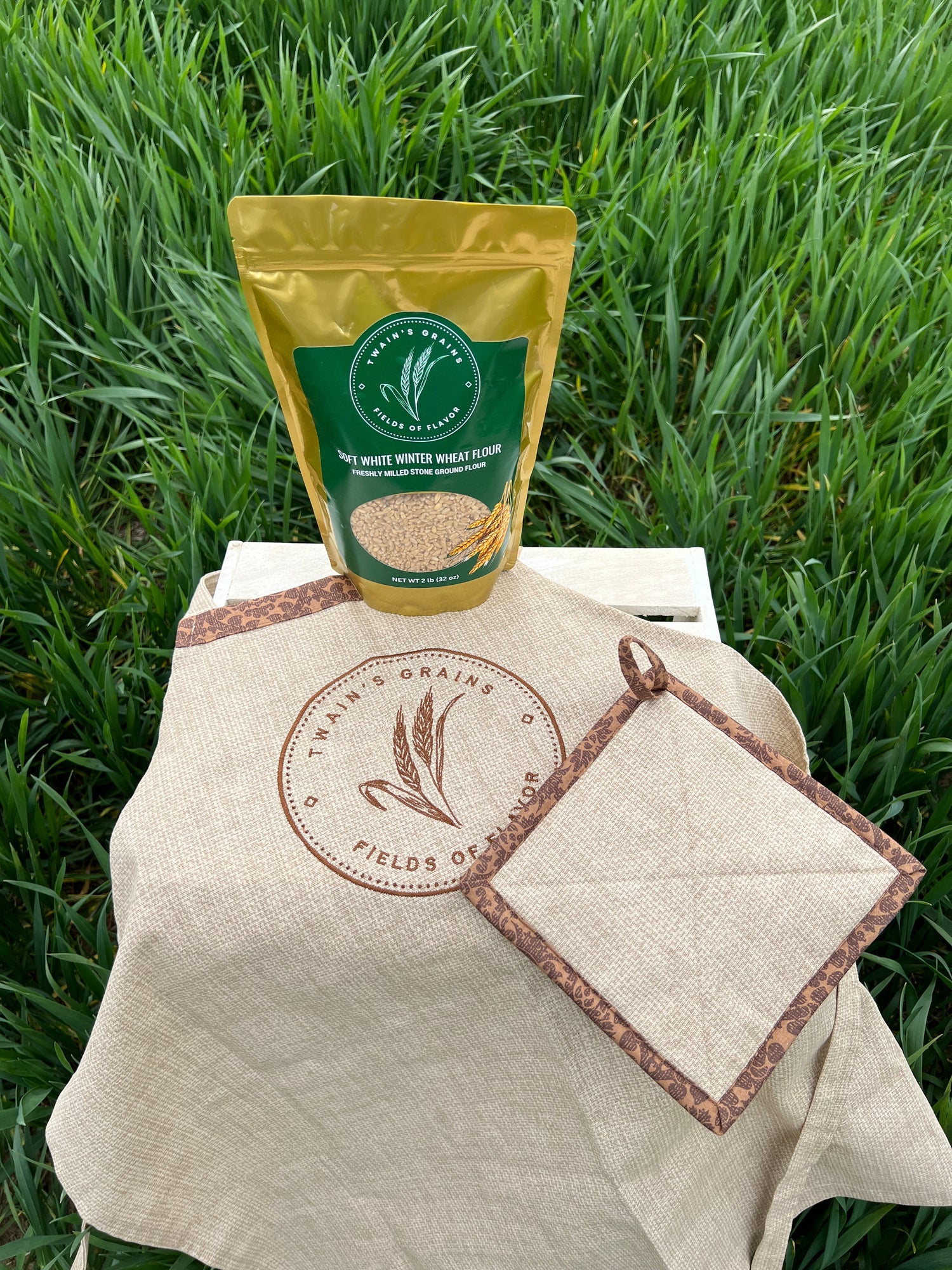 Beautiful aprons, pot holders and casserole holders.