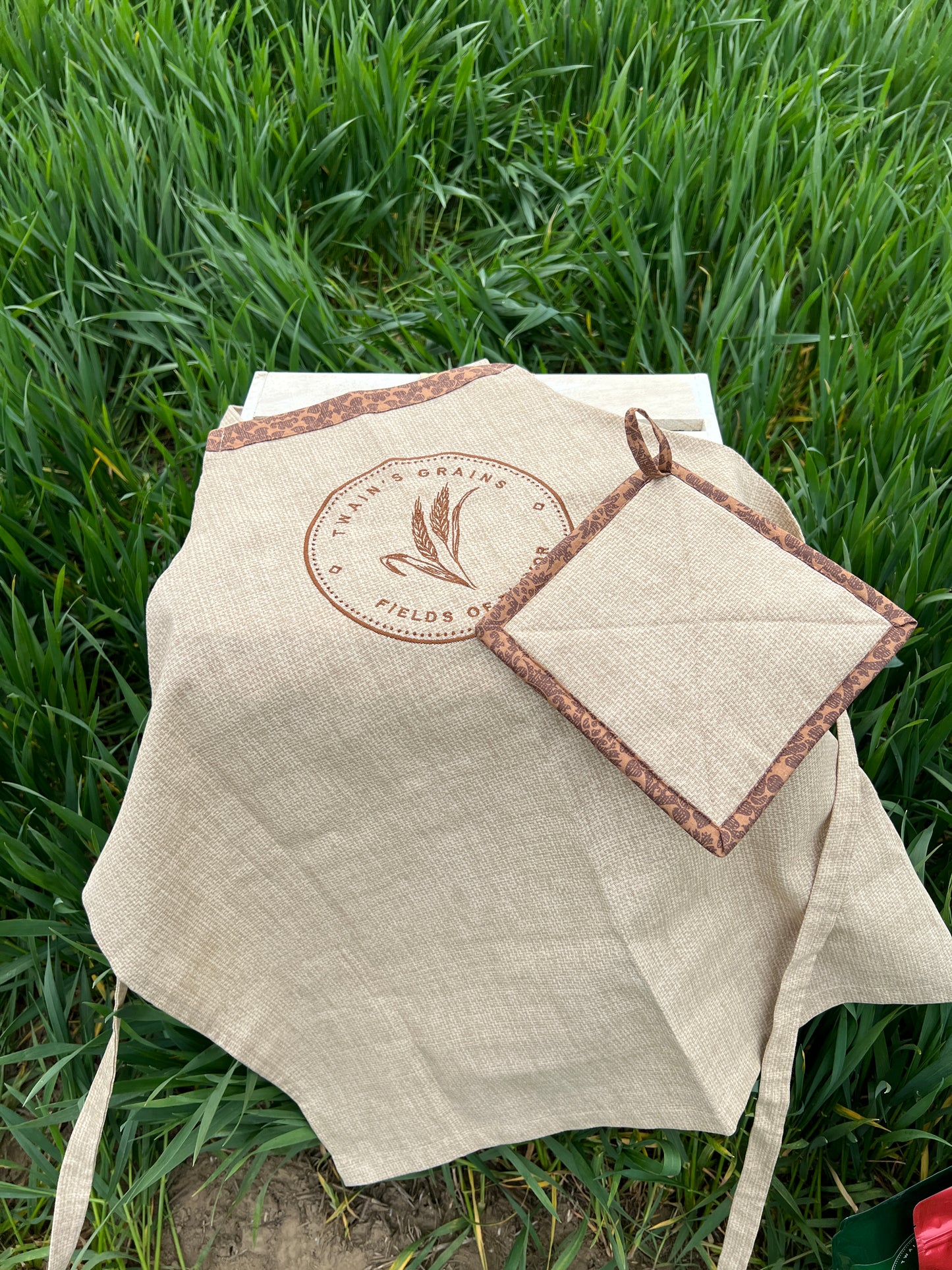 Adult Apron and a pot holder to match image 1