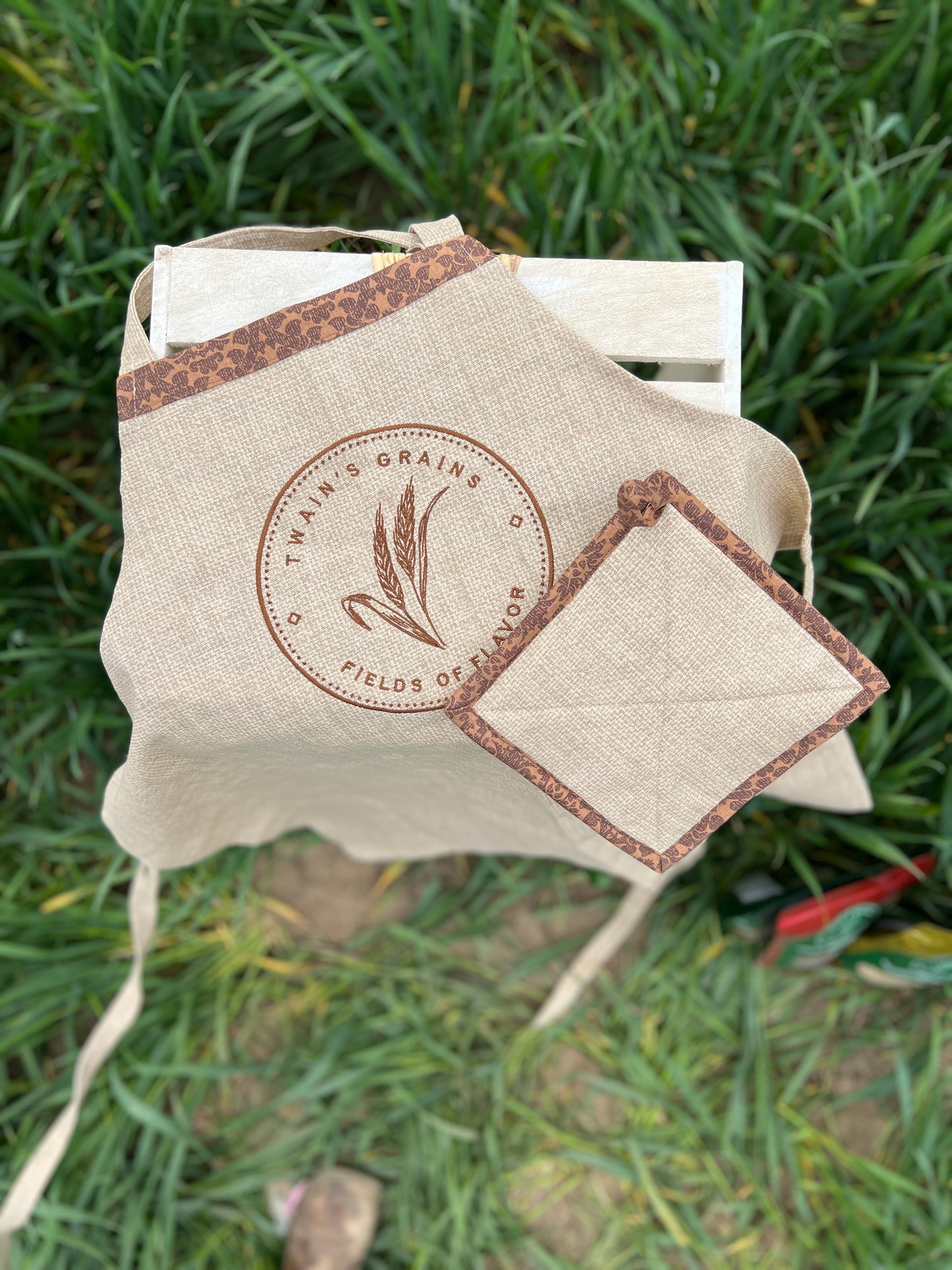 Adult Apron and a pot holder to match image 2