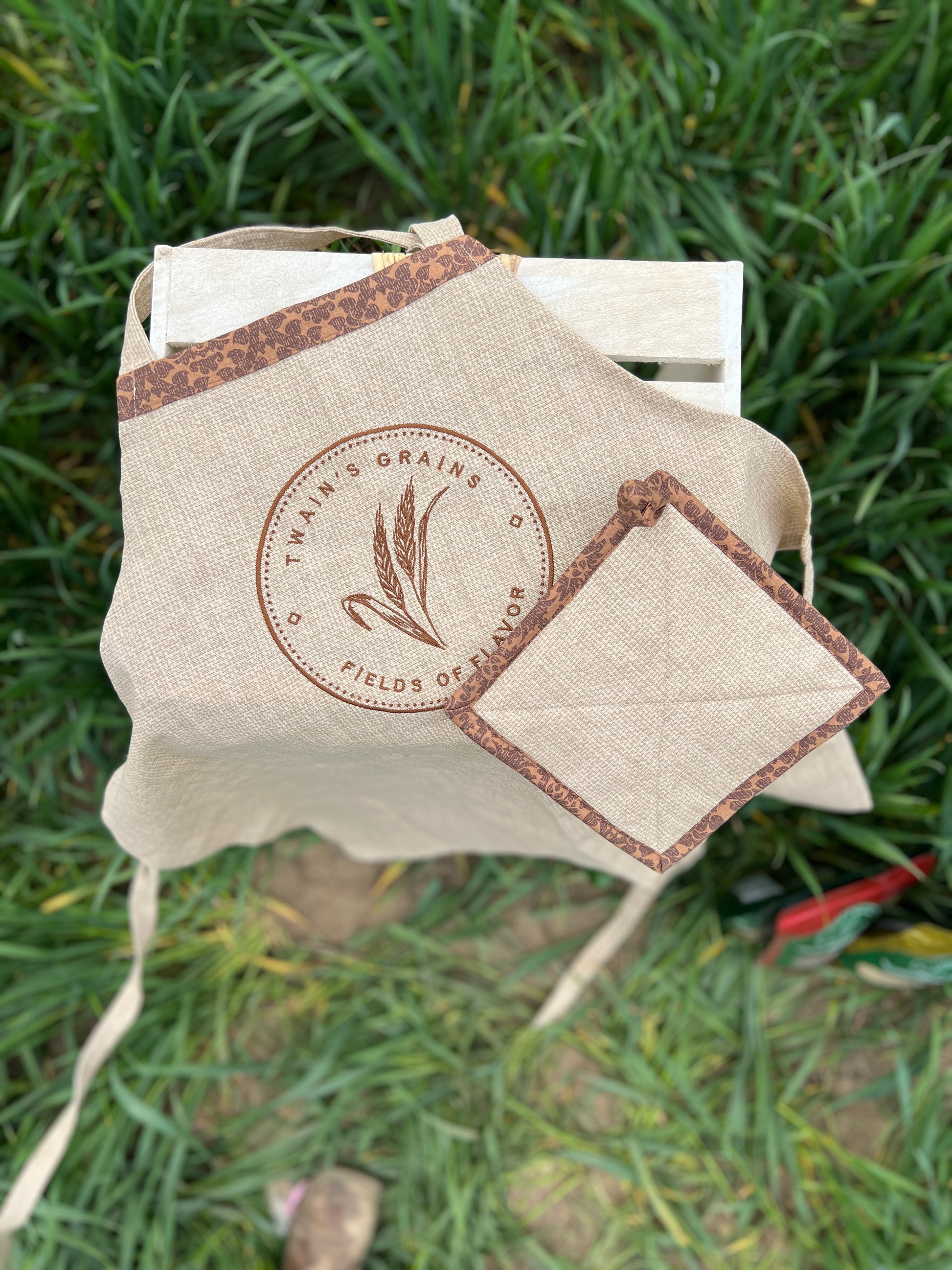 Adult Apron and a pot holder to match image 2